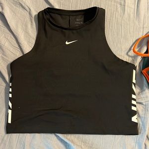 Nike crop- never worn, too small
